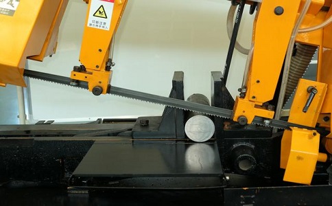 西林数控带锯床自动送料精度会出现偏差吗？